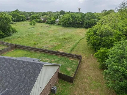 a view of a back yard