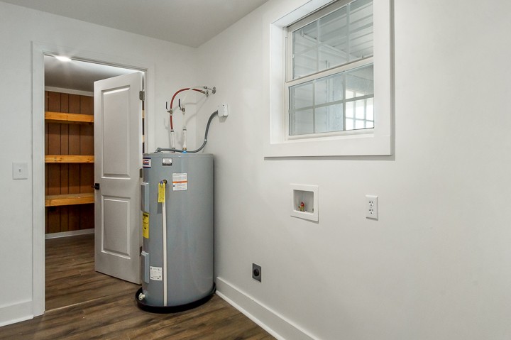 7640 Oak Grove Road Monroe, TN 38573 - Photo 10 of 31 a room with a door open to a room with wooden floor and windows
