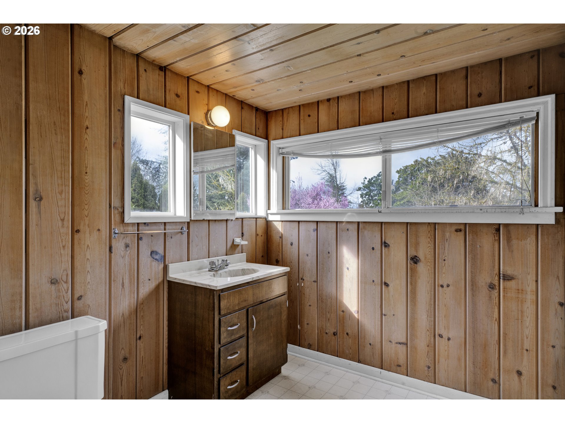 780 Cherry Avenue Eugene, OR 97404 - Photo 21 of 29 a bathroom with a sink and a mirror