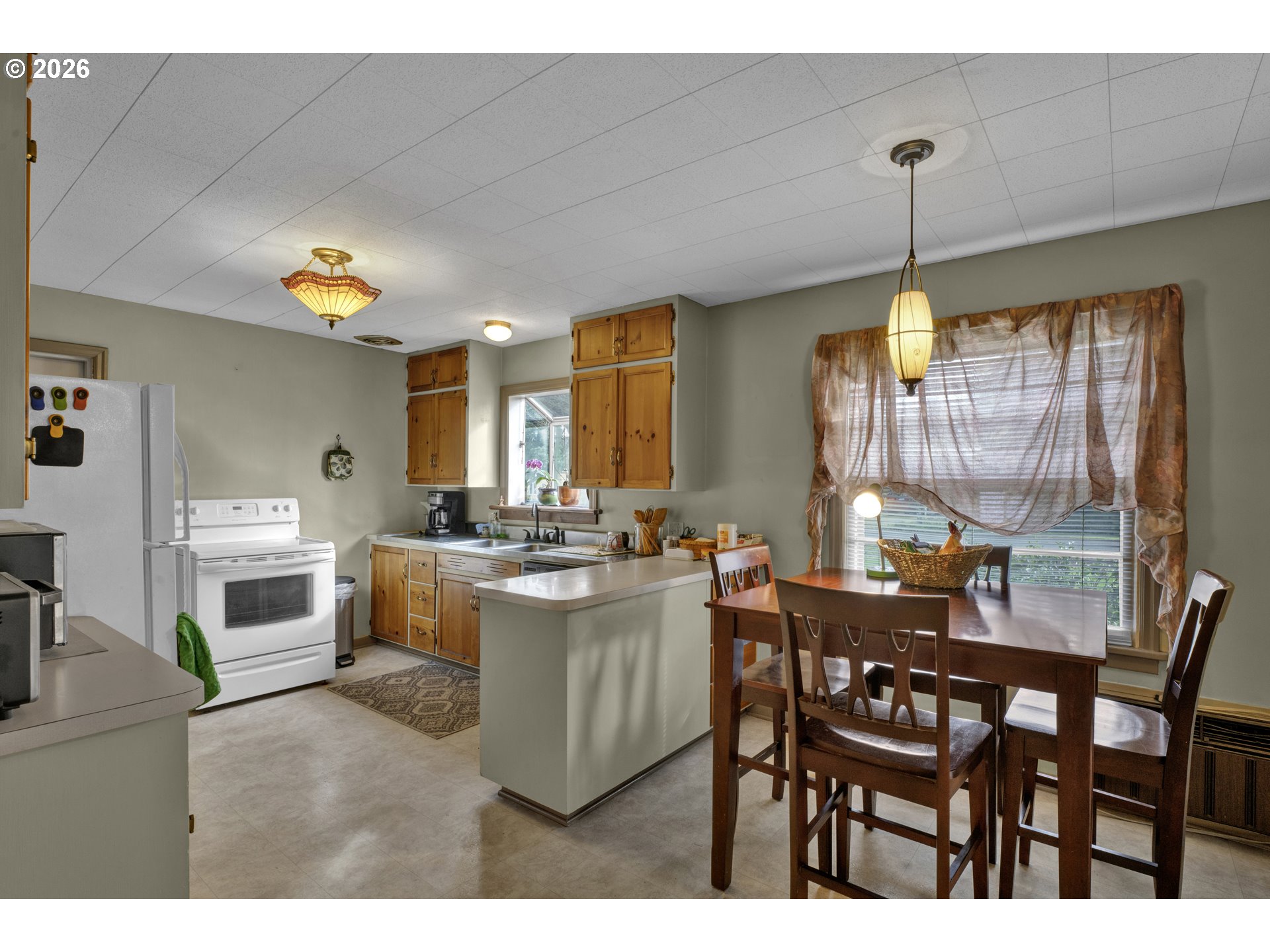 780 Cherry Avenue Eugene, OR 97404 - Photo 10 of 29 a kitchen that has a table and chairs in it