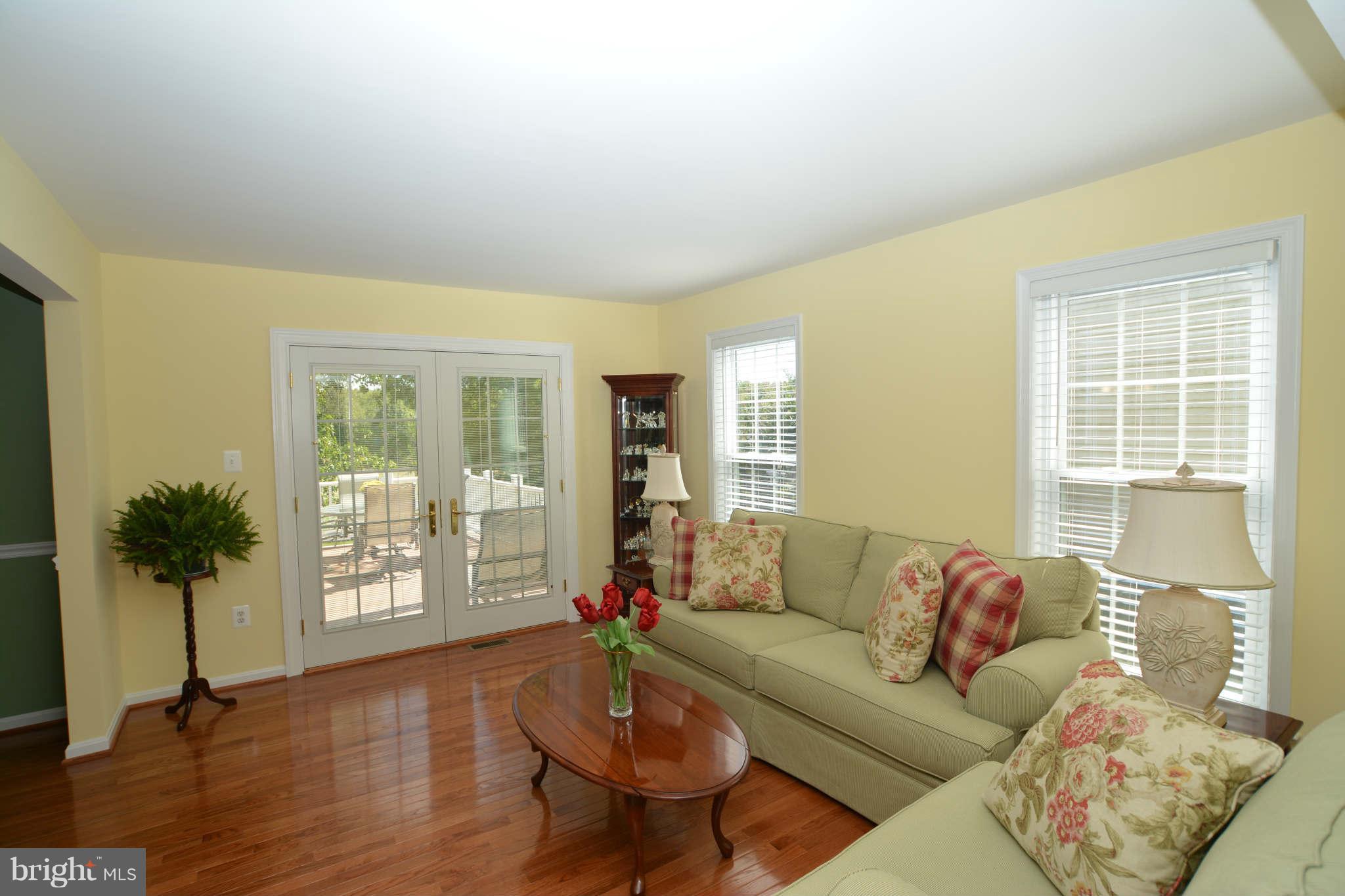 4339 Cub Run Road Chantilly, VA 20151 - Photo 2 of 21 Living Room