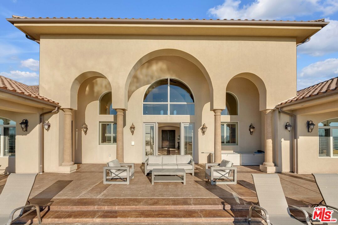 1990 Highway 46 Shandon, CA 93461 - Photo 40 of 57 a view of hall way with furniture