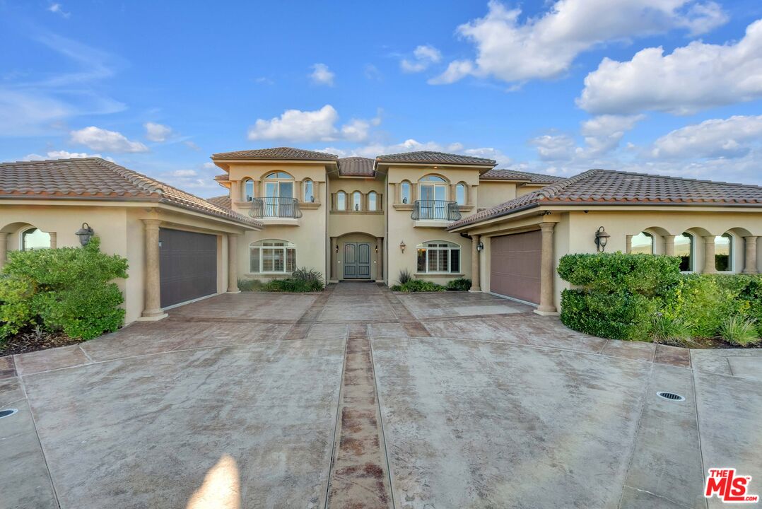 1990 Highway 46 Shandon, CA 93461 - Photo 5 of 57 front view of a house with a yard