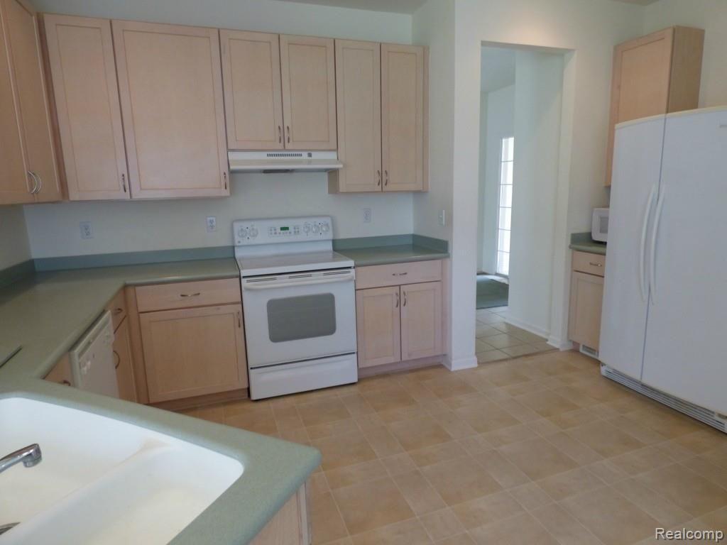 2165 Lagoon Drive Rochester Hills, MI 48309 - Photo 9 of 25