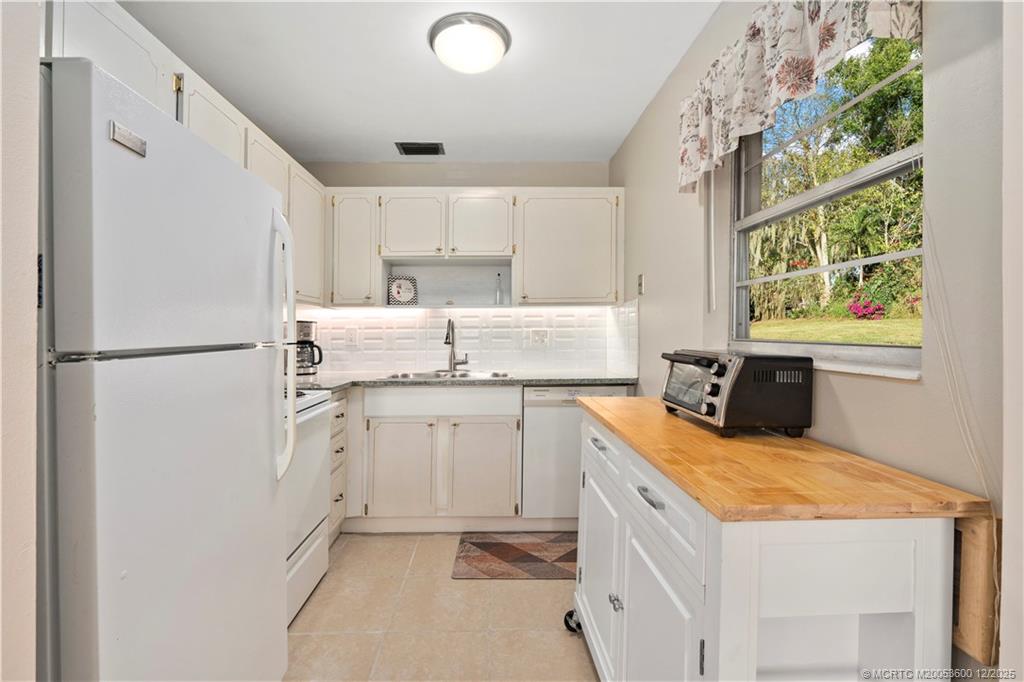 2600 Southeast Ocean Boulevard, Unit EE12 Stuart, FL 34996 - Photo 6 of 43 a kitchen with a sink stove and refrigerator