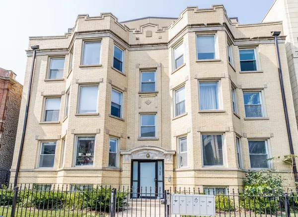 $3,300 | 3750 North Wilton Avenue, Unit 2, Chicago, IL 60613