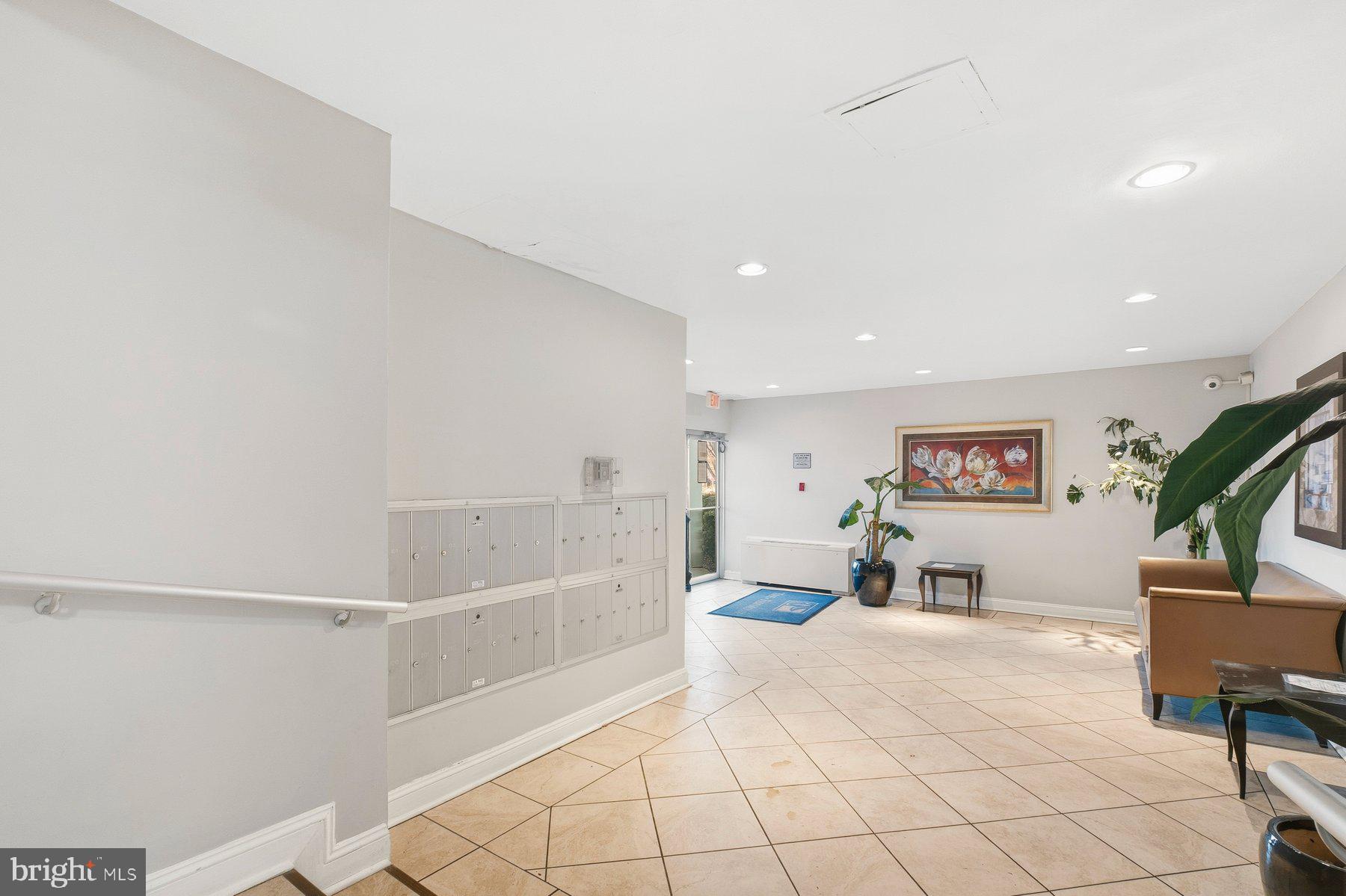 1005 Chillum Road, Unit 305 Hyattsville, MD 20782 - Photo 29 of 31 Foyer towards exit