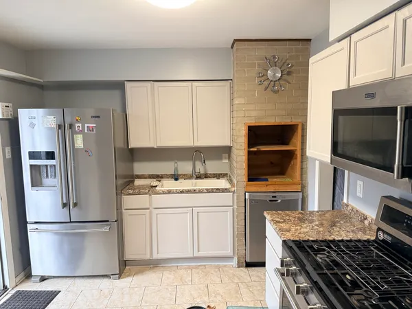 $2,050 | 202 Kentucky Street, Park Forest, IL 60466
