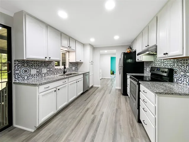 a view of a house with backyard