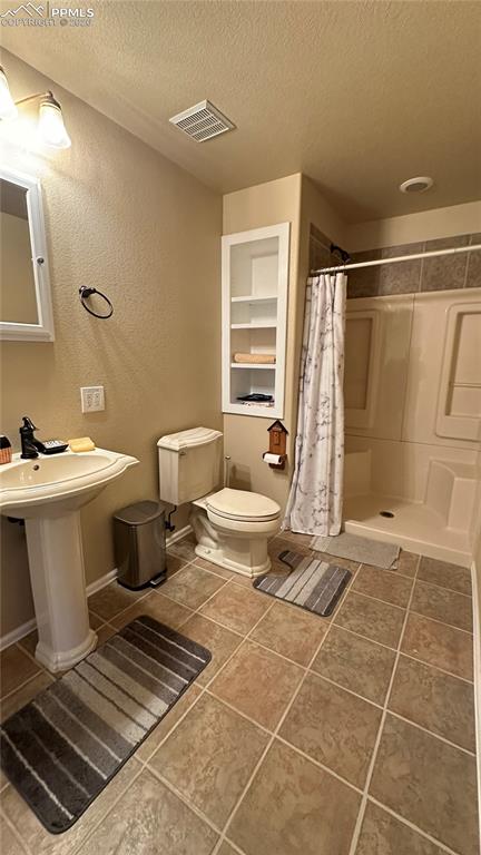 198 Luxury Lane Colorado Springs, CO 80921 - Photo 13 of 34 a bathroom with a sink toilet and shower