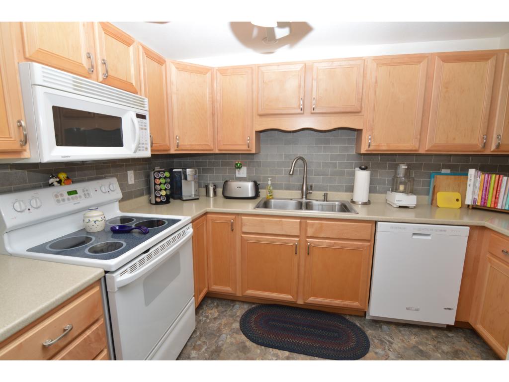 721 Mammoth Road, Unit 4 Manchester, NH 03104 - Photo 4 of 29