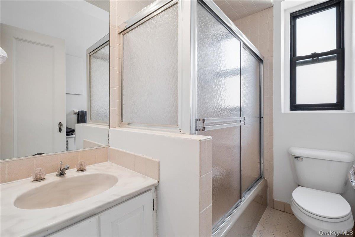 143 Garth Road, Unit 5L Scarsdale, NY 10583 - Photo 16 of 22 Full Hall bathroom w/ bathtub