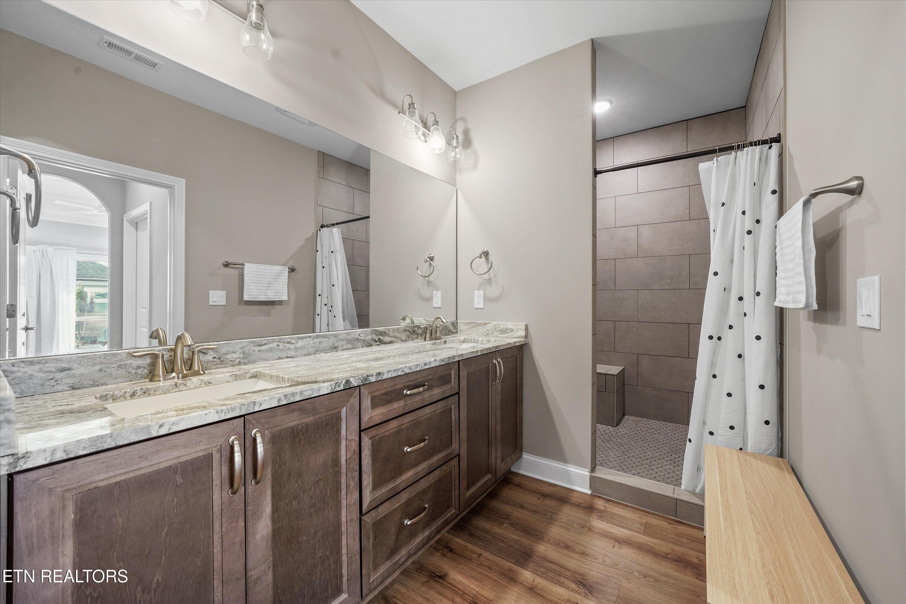 505 Chestnut Place Loudon, TN 37774 - Photo 20 of 39 Primary Bathroom