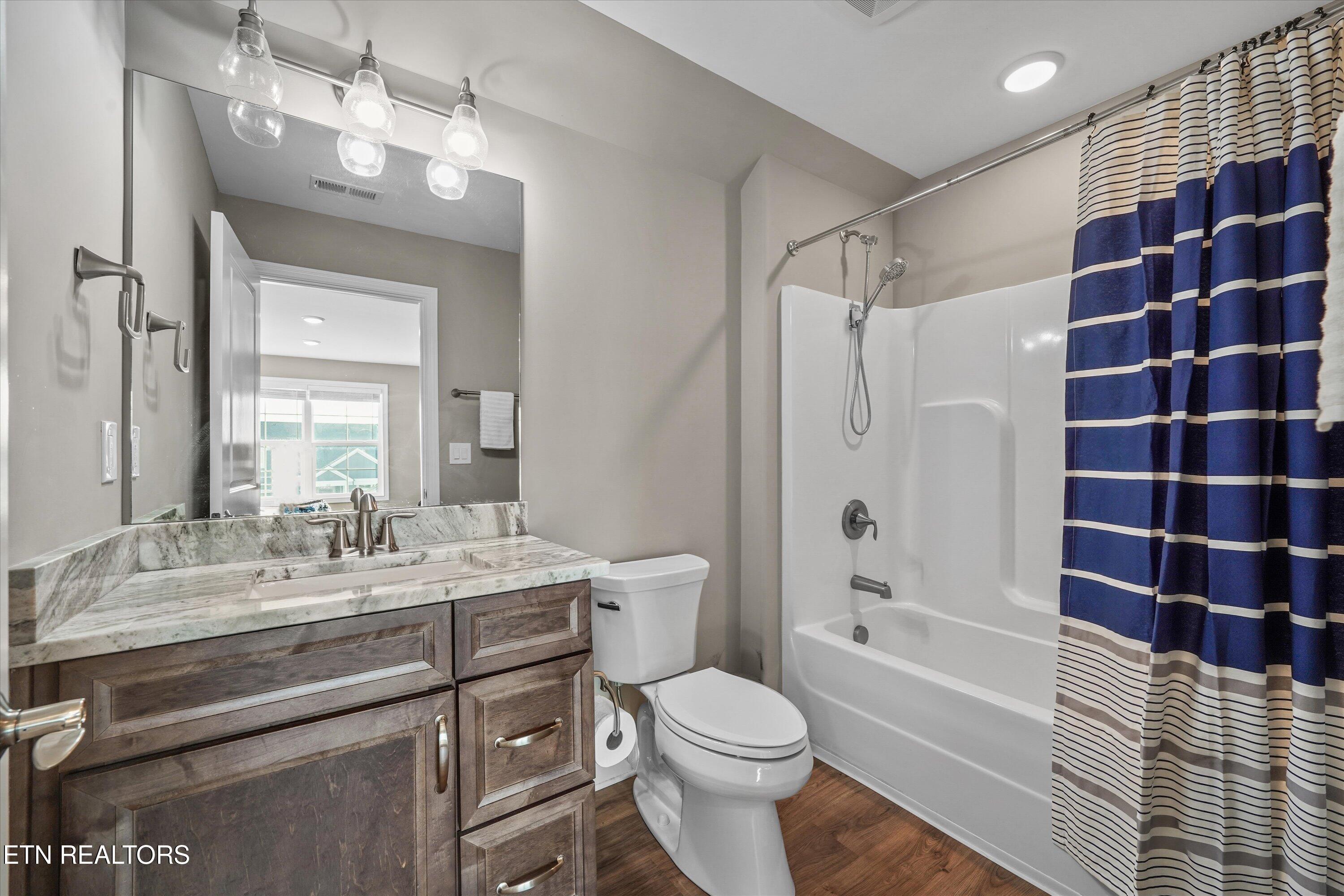 505 Chestnut Place Loudon, TN 37774 - Photo 27 of 39 Full upstairs bathroom