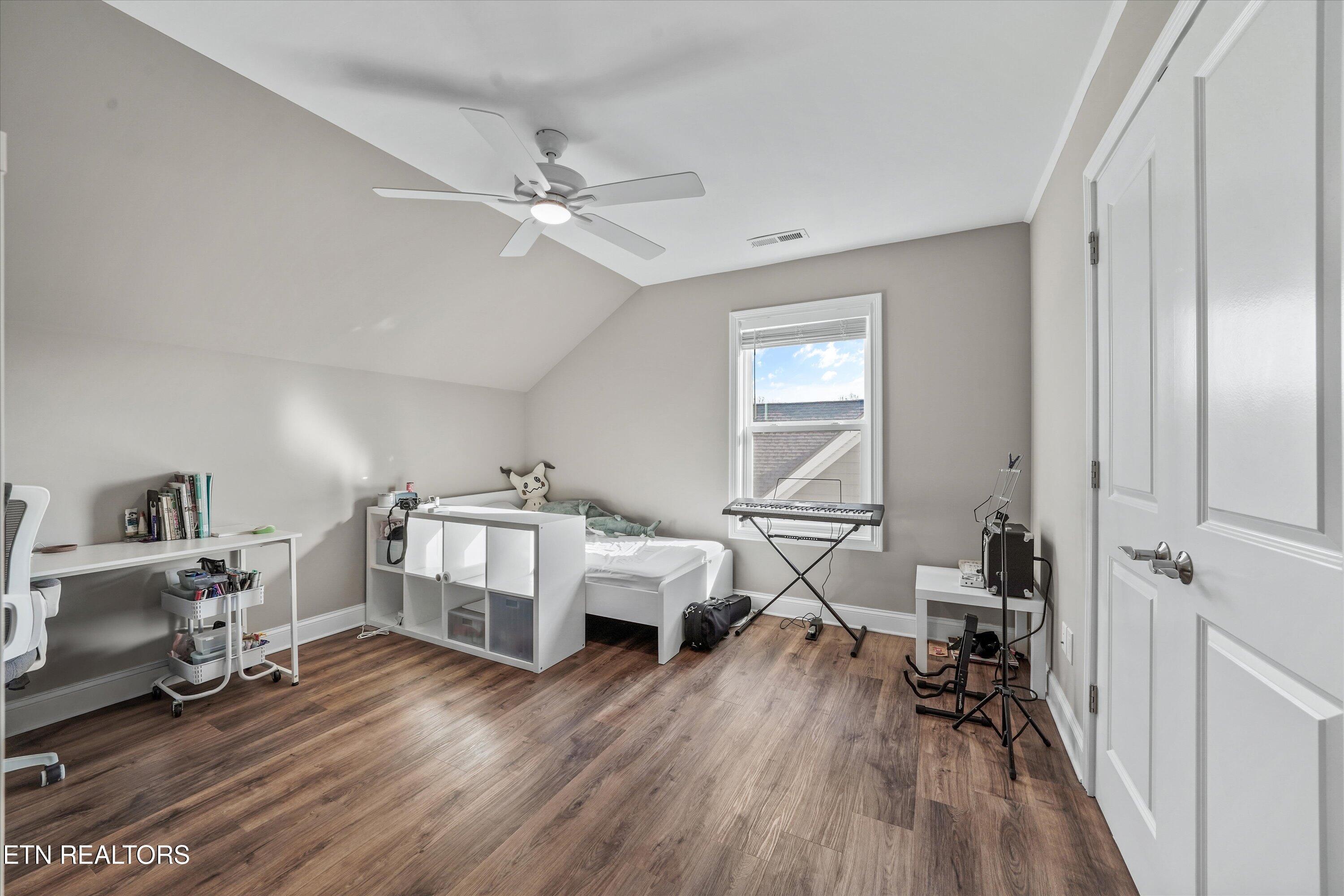 505 Chestnut Place Loudon, TN 37774 - Photo 28 of 39 3rd bedroom