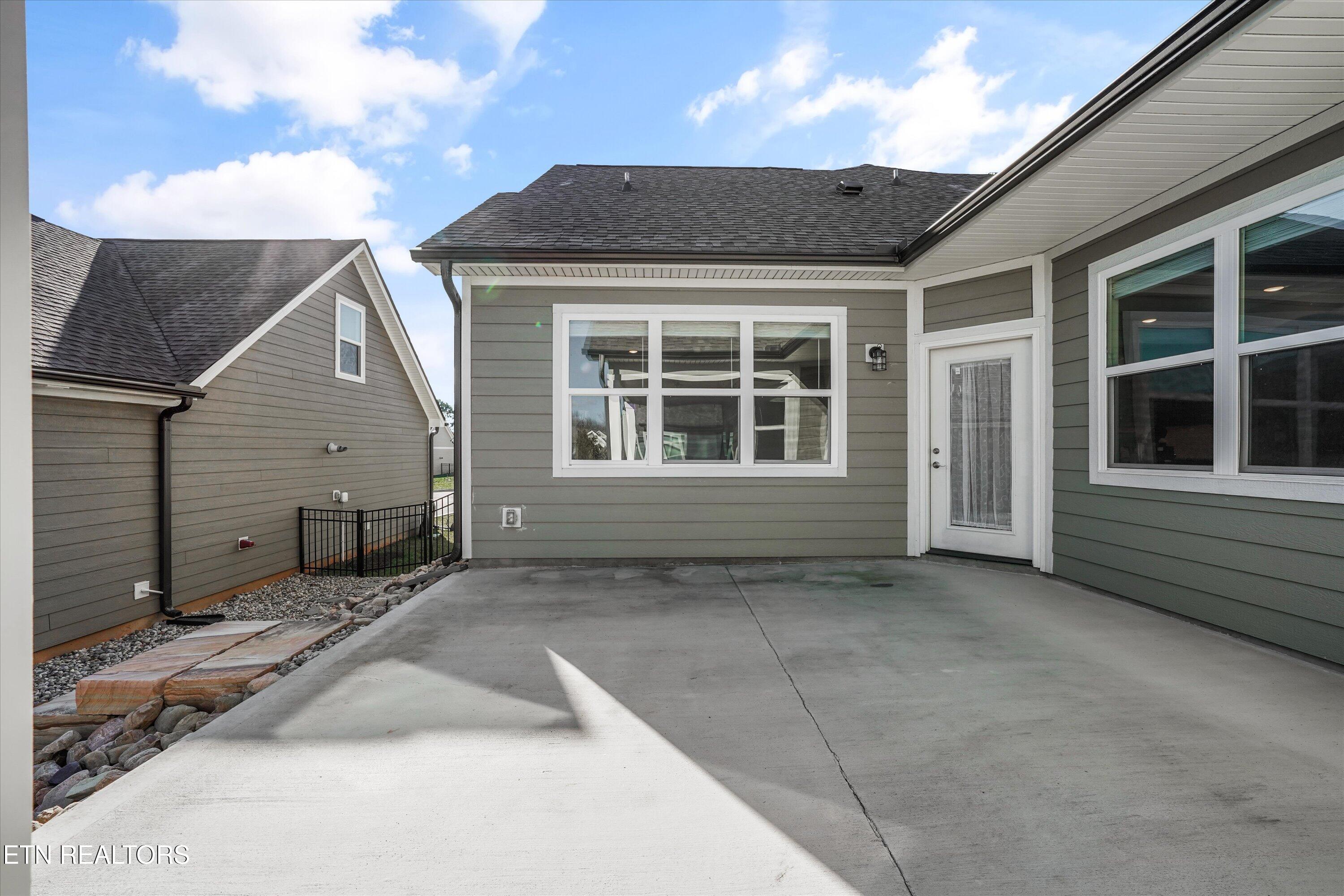 505 Chestnut Place Loudon, TN 37774 - Photo 32 of 39 Door allow easy access to kitchen