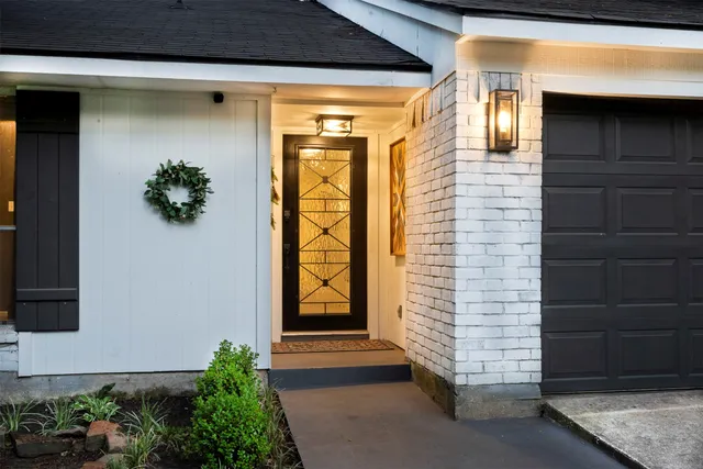 a view of entryway door of the house