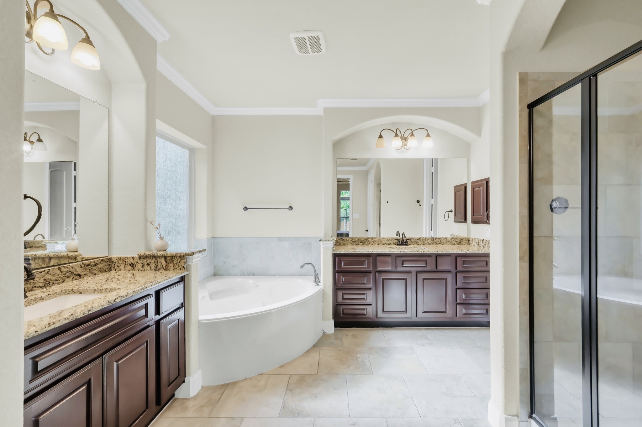 34 Langstone Place Spring, TX 77389 - Photo 16 of 35 Primary bath with jacuzzi tub