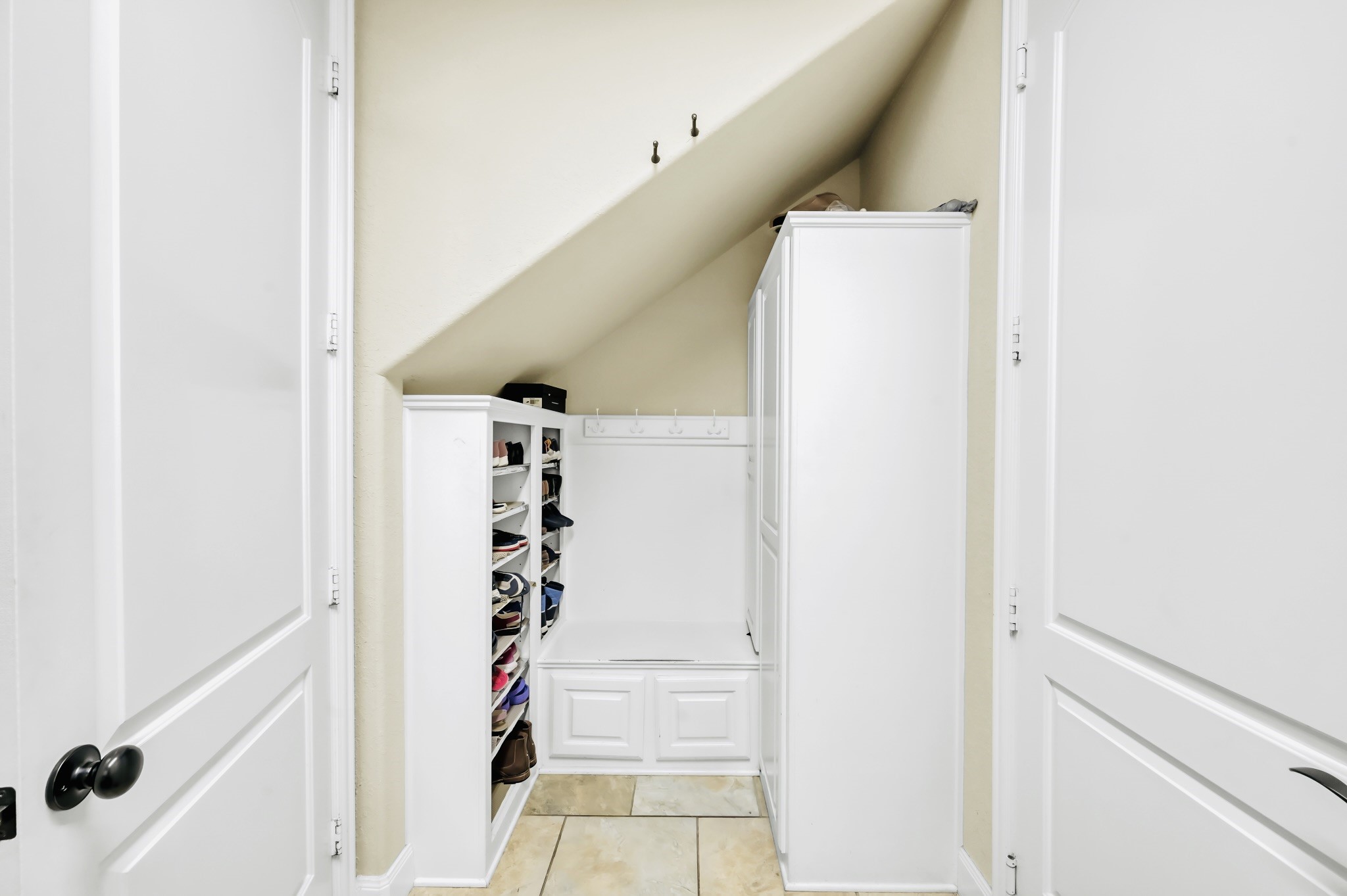 34 Langstone Place Spring, TX 77389 - Photo 27 of 35 Mud Room / Back Pack area in Laundry room