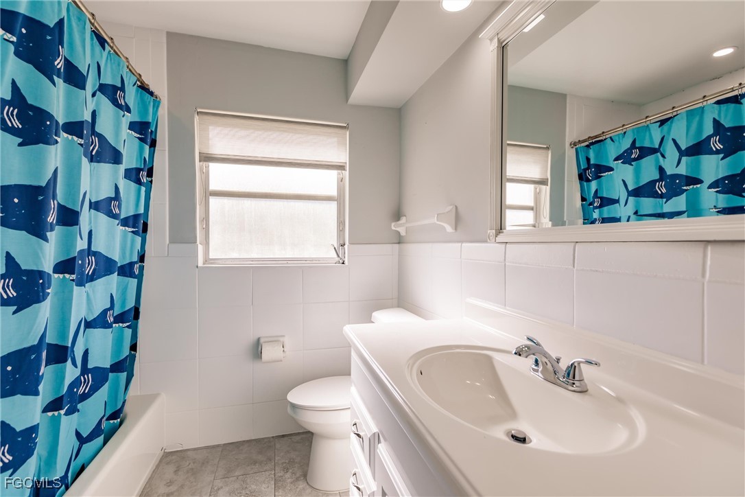 905 Dean Way Fort Myers, FL 33919 - Photo 33 of 43 a bathroom with a sink toilet and window
