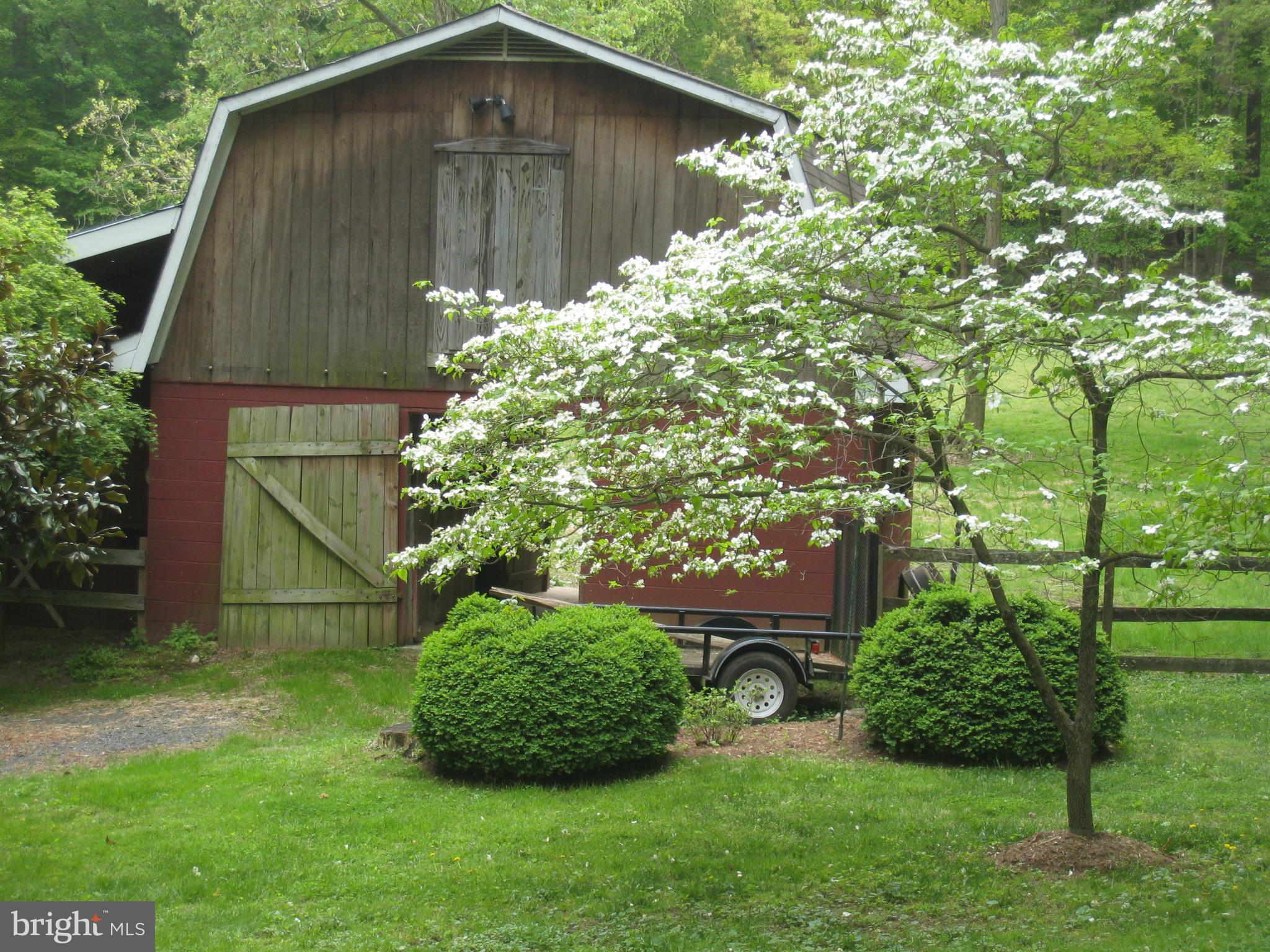 985 Chesterfield Road Annapolis, MD 21401 - Photo 2 of 30 a backyard of a house with lots of green space
