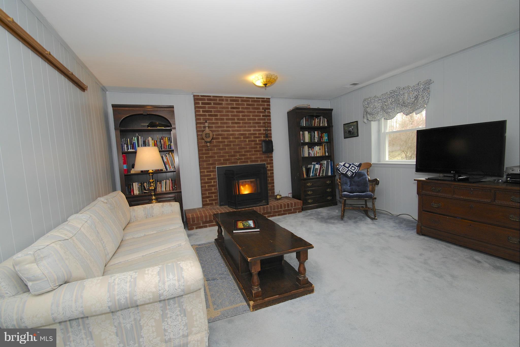 985 Chesterfield Road Annapolis, MD 21401 - Photo 21 of 30 a living room with furniture and a flat screen tv