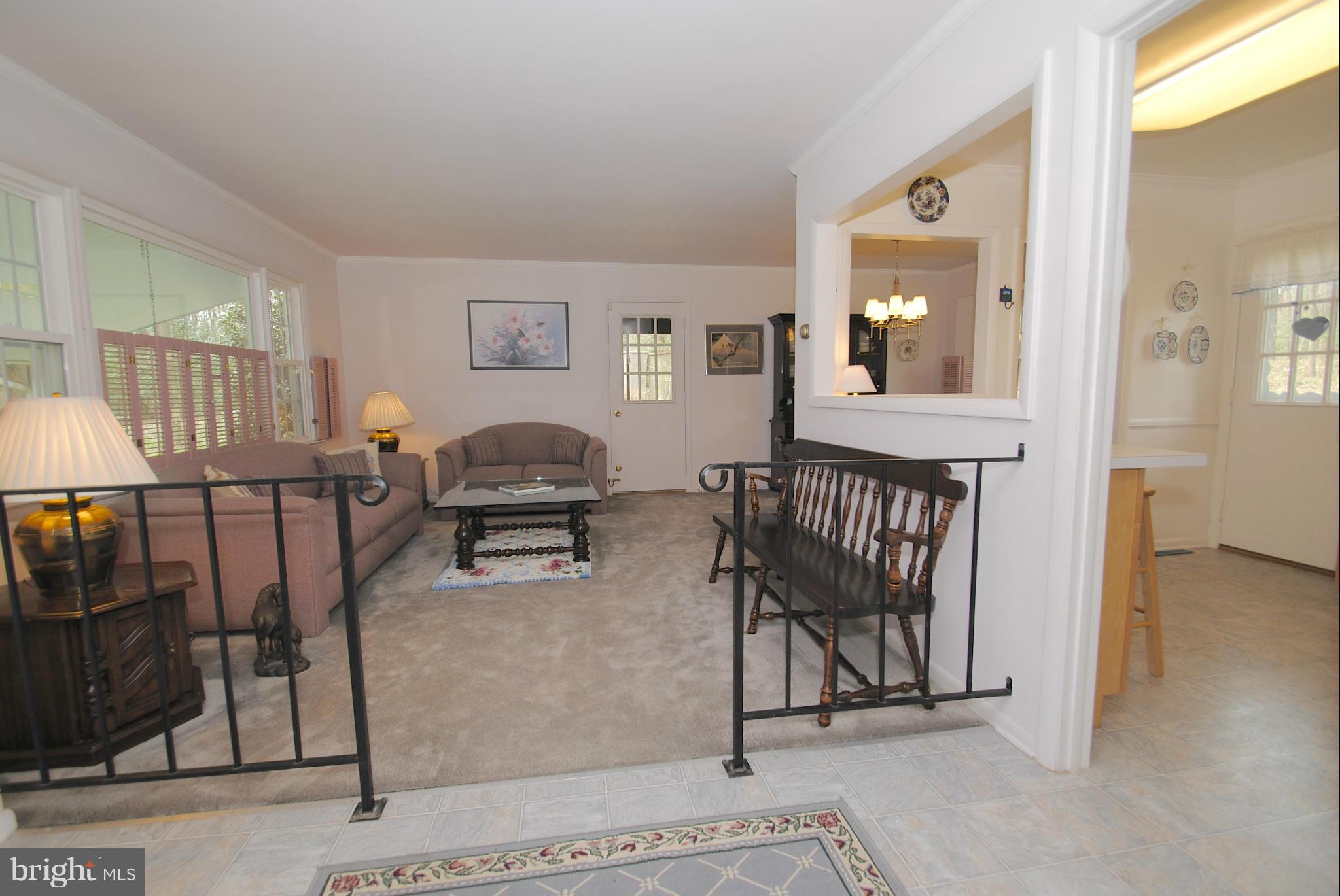 985 Chesterfield Road Annapolis, MD 21401 - Photo 9 of 30 a living room with furniture