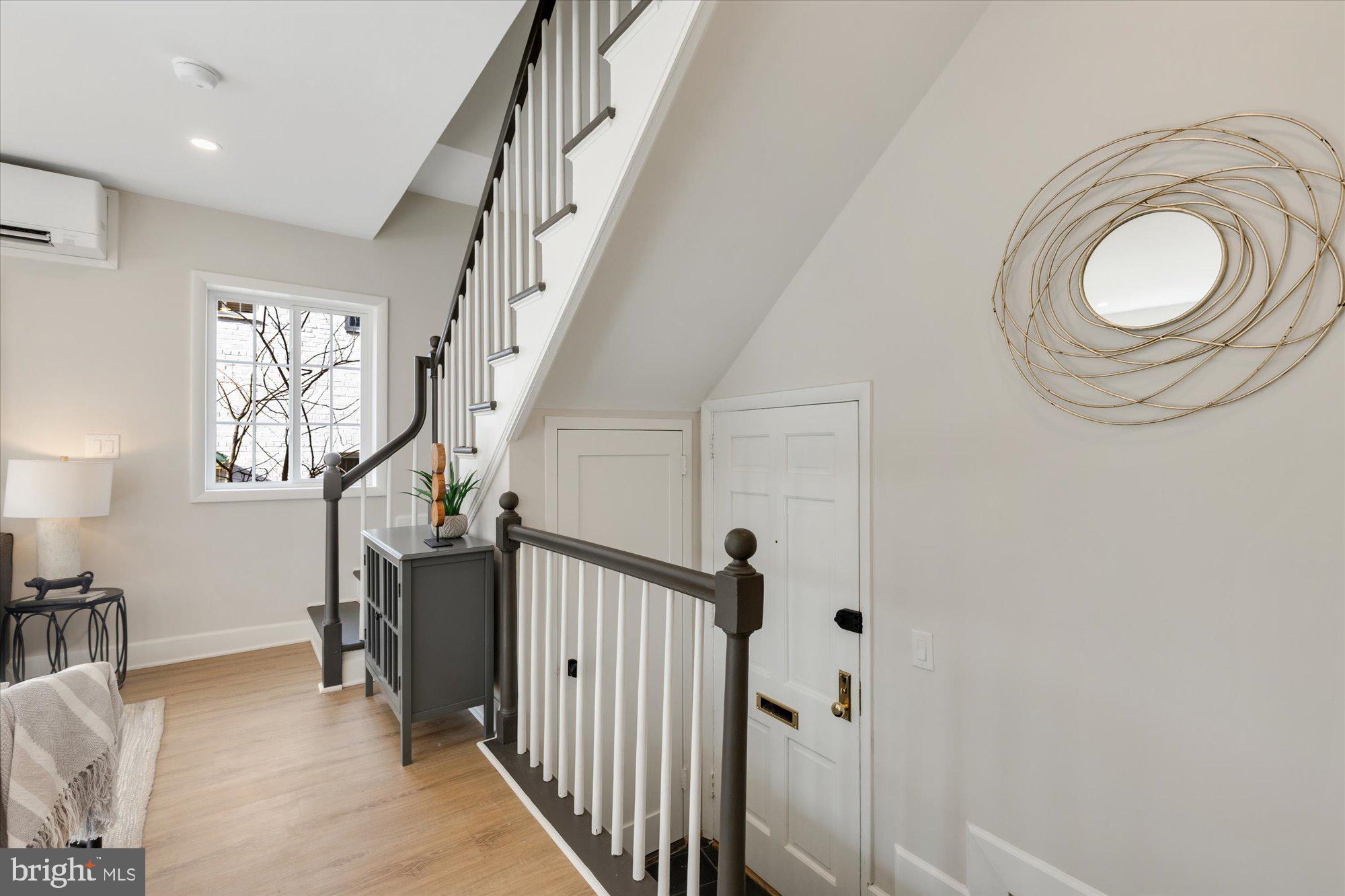 3254 Gunston Road Alexandria, VA 22302 - Photo 3 of 37 Entrance with foyer