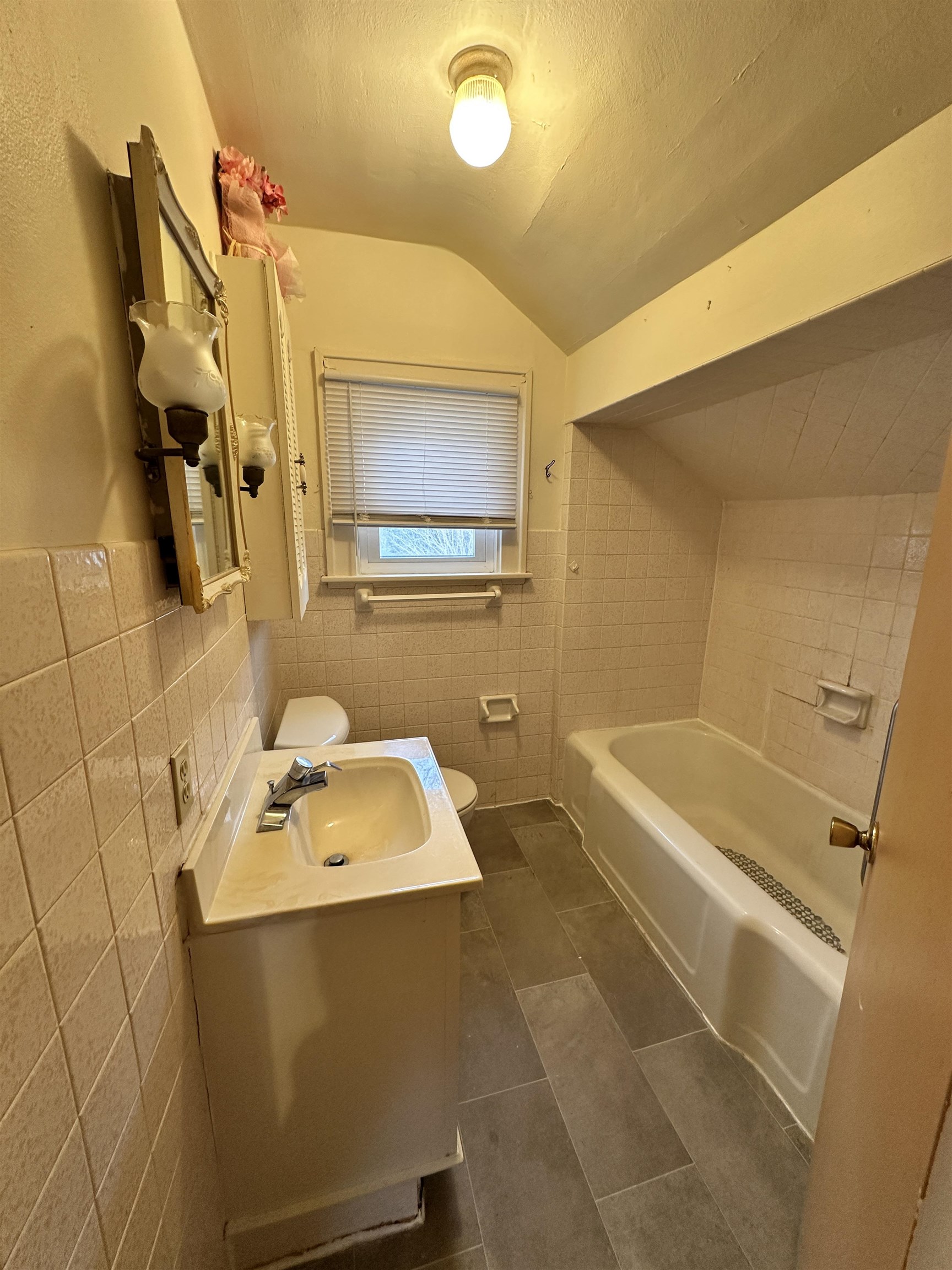 1441 South Float Avenue Freeport, IL 61032 - Photo 12 of 31 a bathroom with a sink and mirror with bathtub