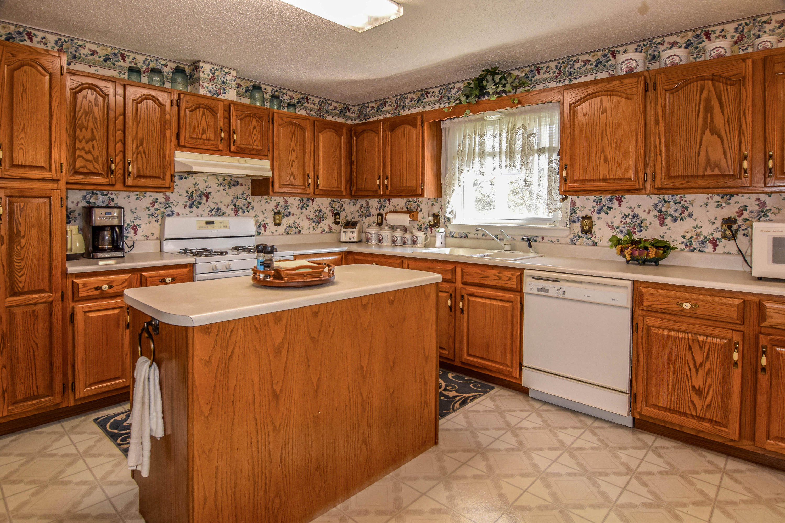390 Cate Byrd Road Kodak, TN 37764 - Photo 5 of 18 Kitchen-1