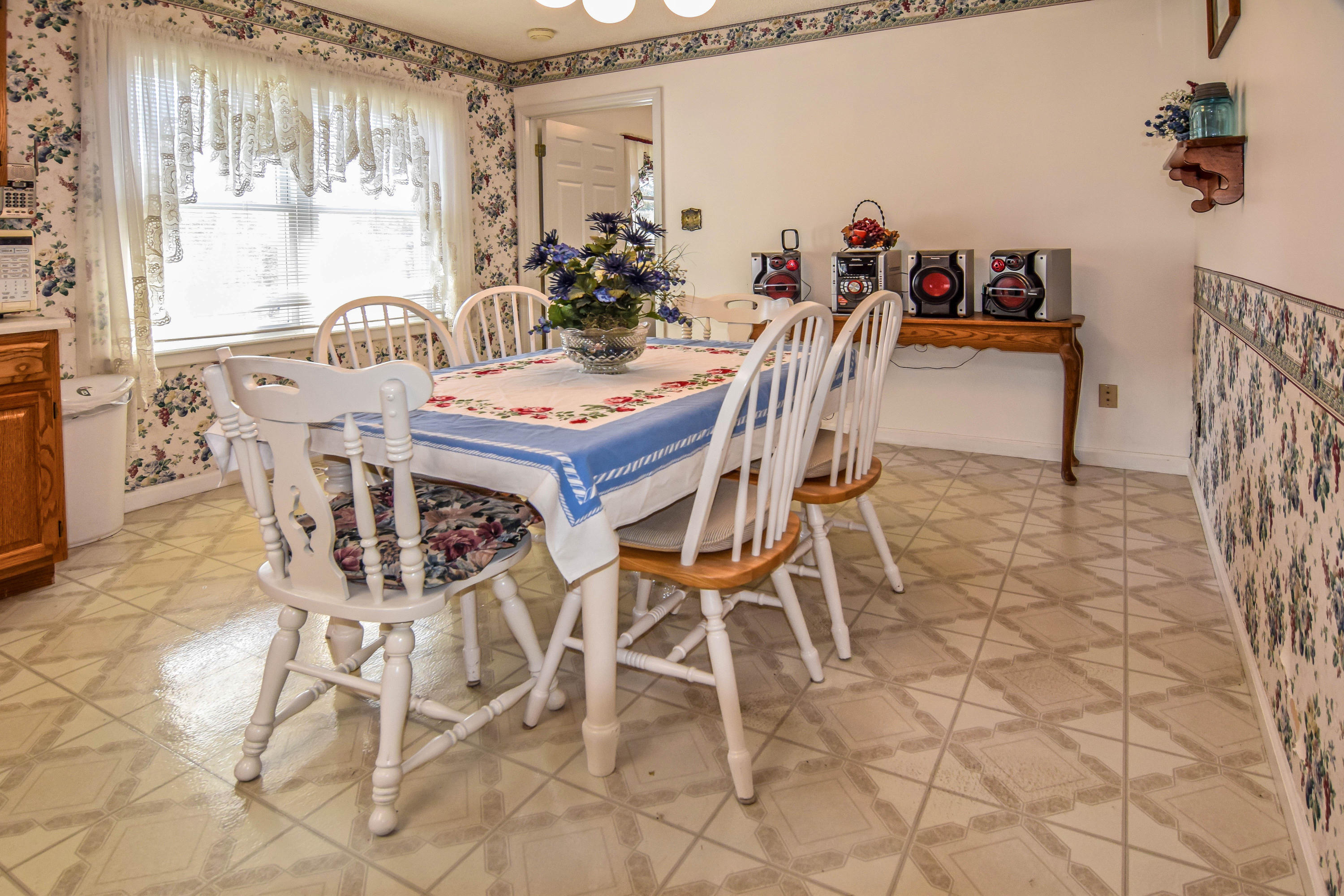 390 Cate Byrd Road Kodak, TN 37764 - Photo 7 of 18 Breakfast-1