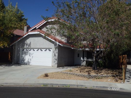 200 Washington Way Ridgecrest, CA 93555 - Photo 1 of 35 a front view of a house with a yard