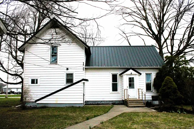 $304,900 | 325 West Us Highway, Albion, IN 46701