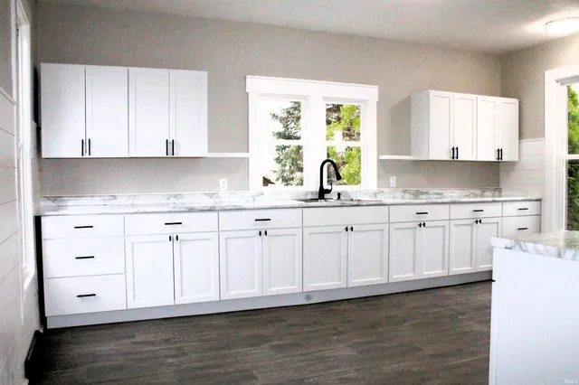 $304,900 | 325 West Us Highway, Albion, IN 46701