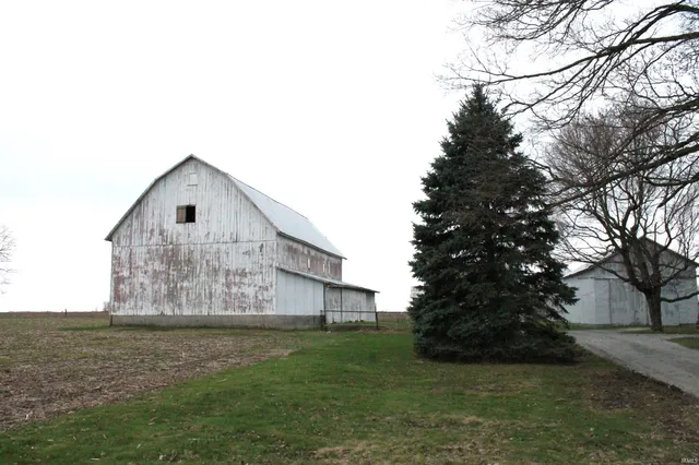 $304,900 | 325 West Us Highway, Albion, IN 46701