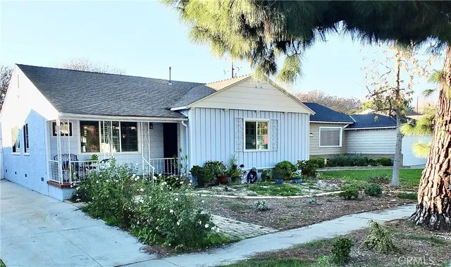 $995,000 | 3913 Knoxville Avenue, Long Beach, CA 90808