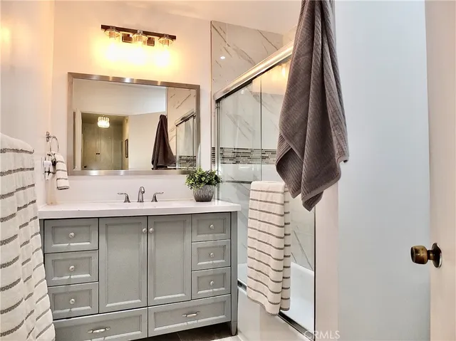 $995,000 | 3913 Knoxville Avenue, Long Beach, CA 90808