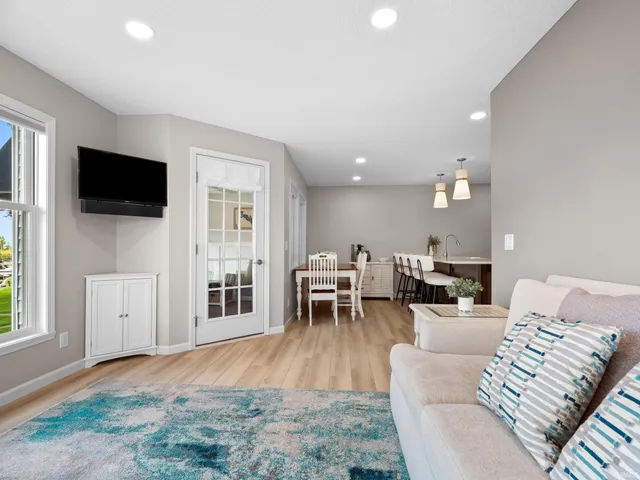 $349,000 | 700 South Lakeside Drive, Unit 8, Syracuse, IN 46567