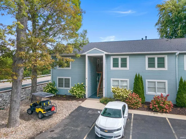 $349,000 | 700 South Lakeside Drive, Unit 8, Syracuse, IN 46567