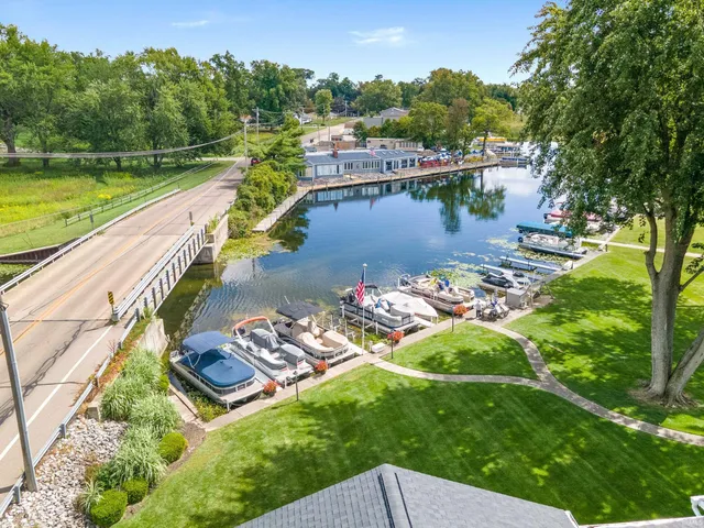 $349,000 | 700 South Lakeside Drive, Unit 8, Syracuse, IN 46567