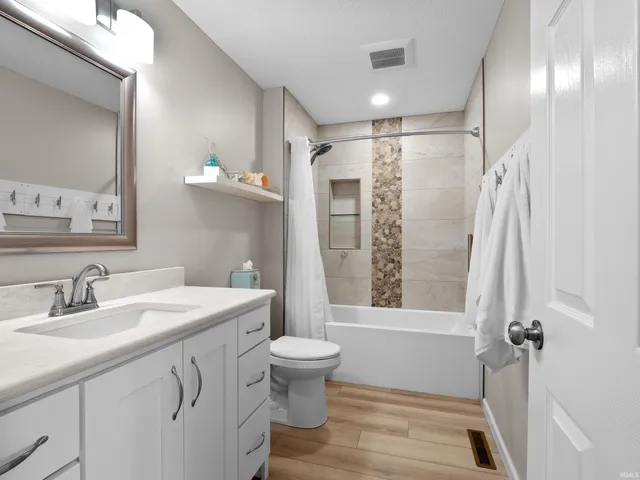 $349,000 | 700 South Lakeside Drive, Unit 8, Syracuse, IN 46567