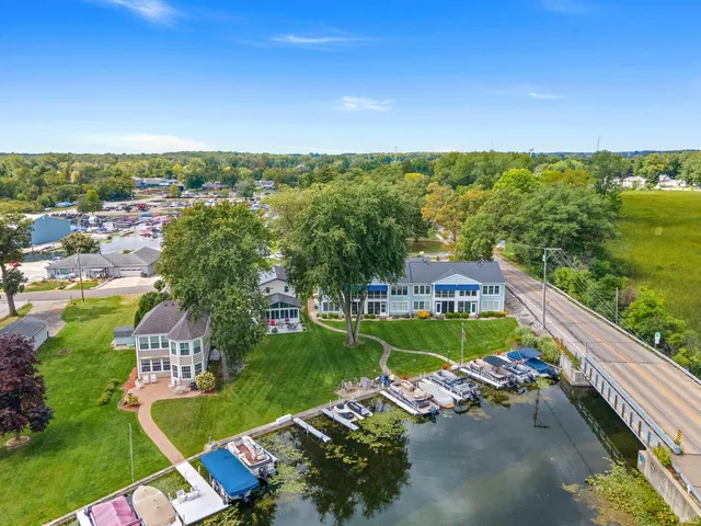 $349,000 | 700 South Lakeside Drive, Unit 8, Syracuse, IN 46567