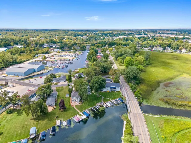 $349,000 | 700 South Lakeside Drive, Unit 8, Syracuse, IN 46567