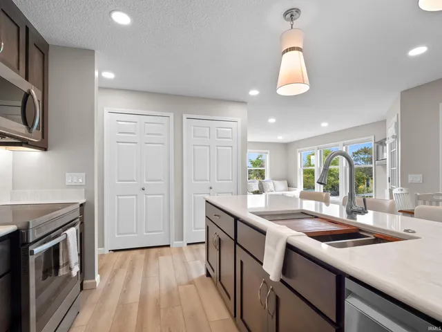 $349,000 | 700 South Lakeside Drive, Unit 8, Syracuse, IN 46567