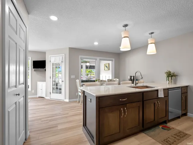 $349,000 | 700 South Lakeside Drive, Unit 8, Syracuse, IN 46567