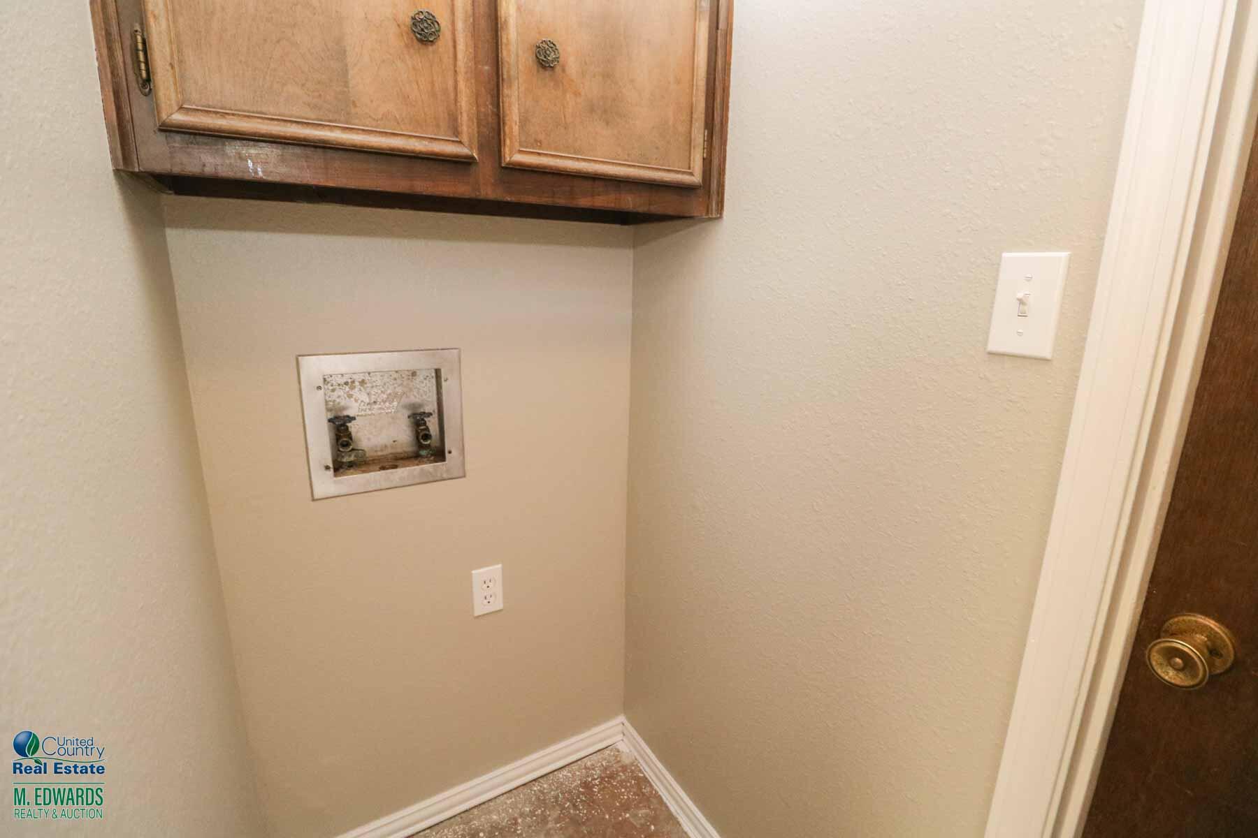 705 West Virginia Street Floydada, TX 79235 - Photo 12 of 15 a view of a small space