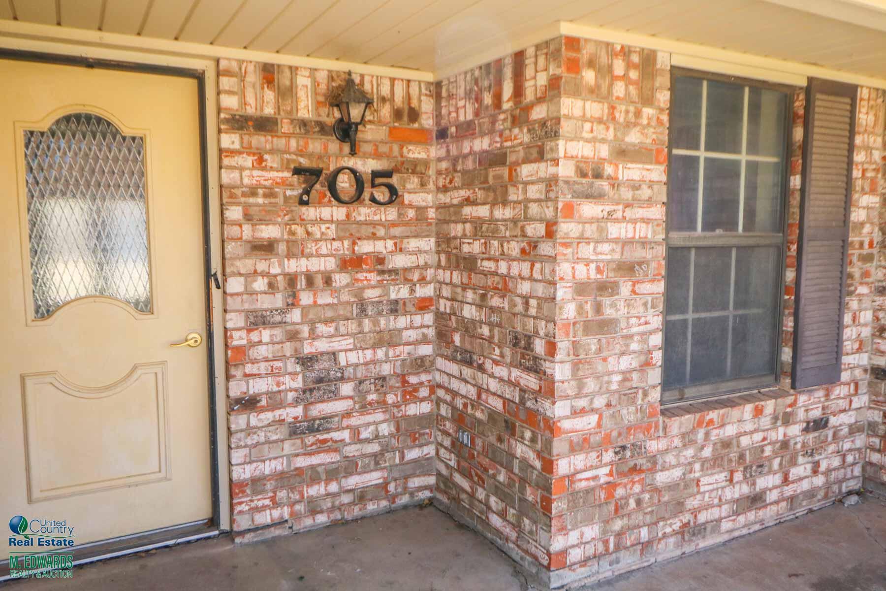 705 West Virginia Street Floydada, TX 79235 - Photo 2 of 15 a bathroom with a shower curtain