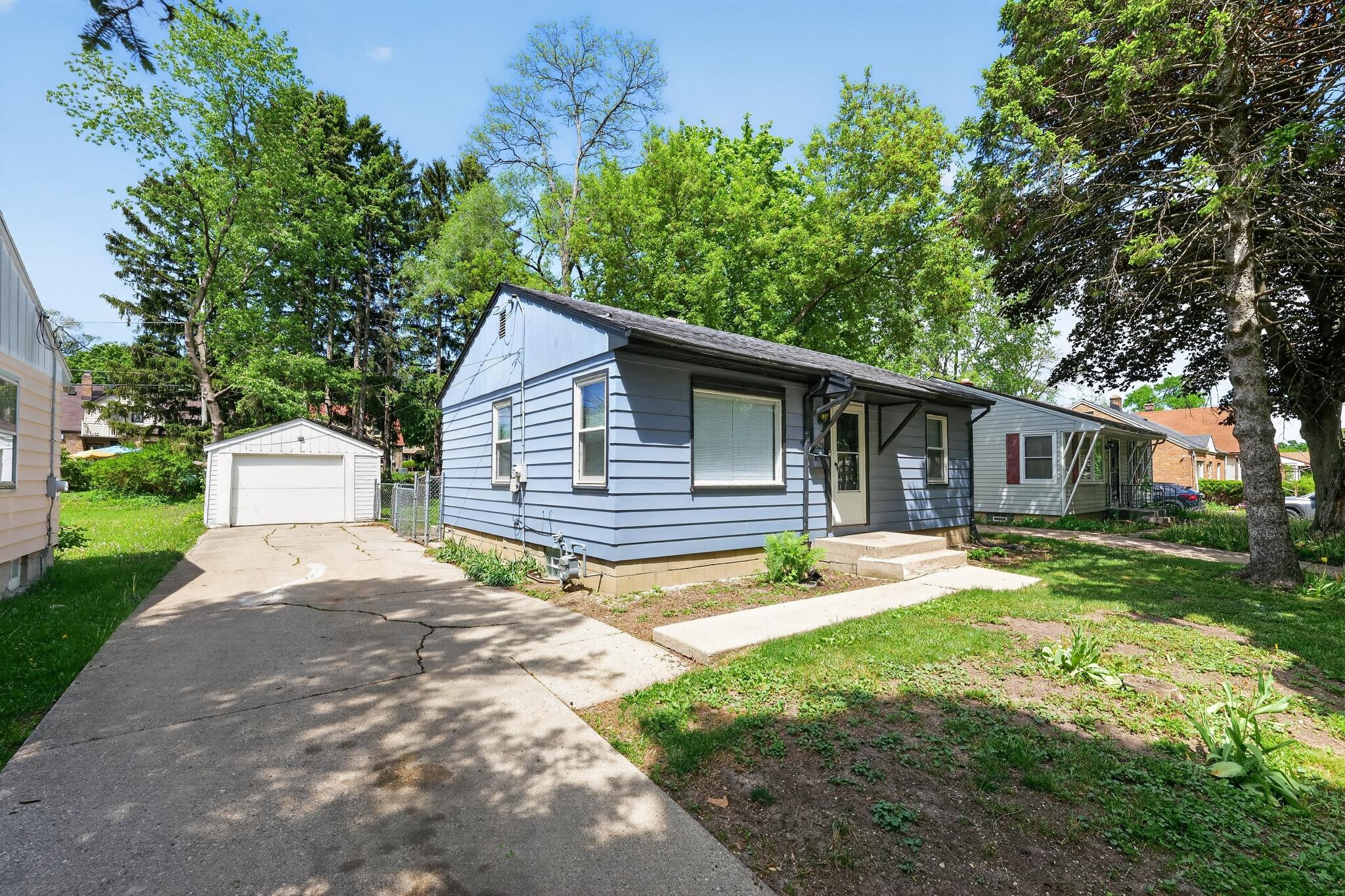 5823 North 36th Street Milwaukee, WI 53209 - Photo 5 of 31 12_5823_N_36th_St-Exterior-9923
