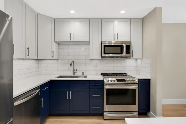 $229,900 | 5141 Balmoral Lane, Unit 3, Bloomington, MN 55437