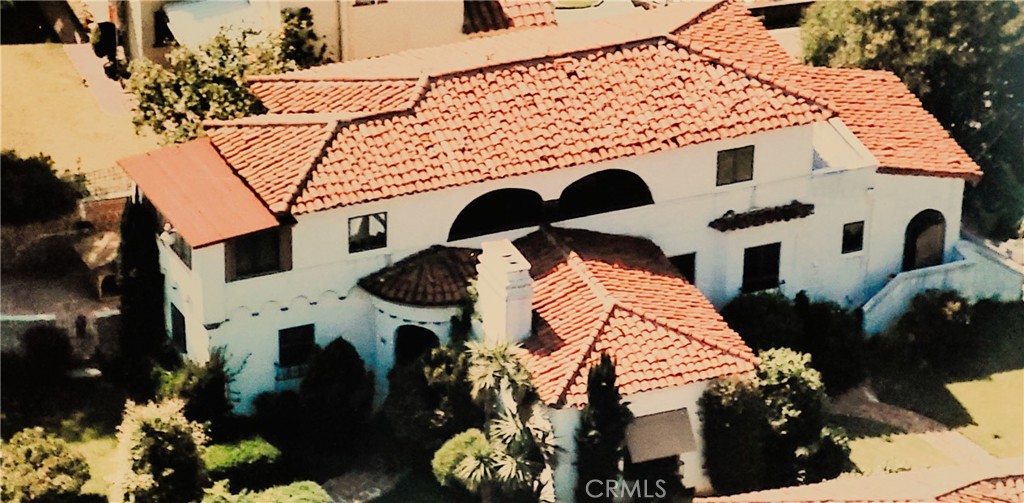 a view of a large white building